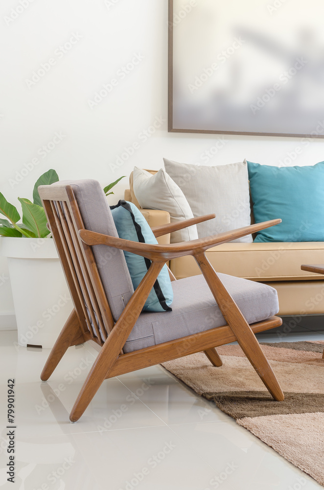 现代客厅带枕头的木椅