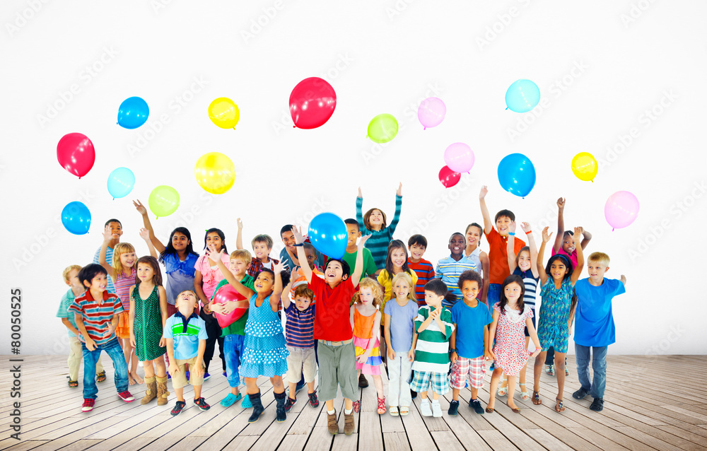 多民族儿童微笑幸福朋友气球概念