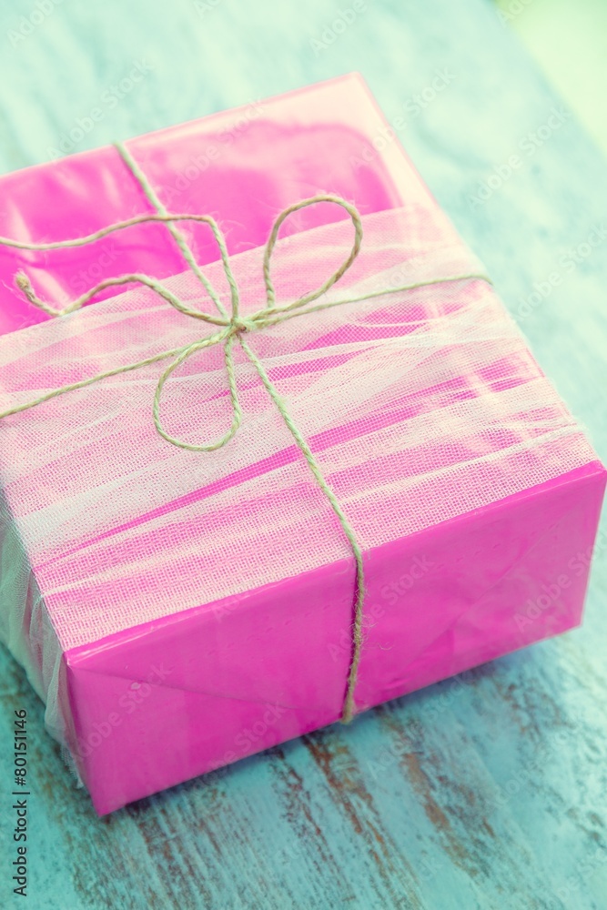 礼物。白色蕾丝和浅蓝色粉色礼盒上的简单蝴蝶结