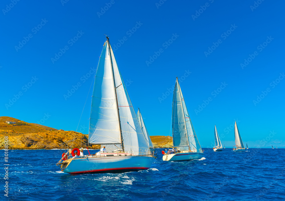 希腊基亚岛附近爱琴海赛舟会上的帆船