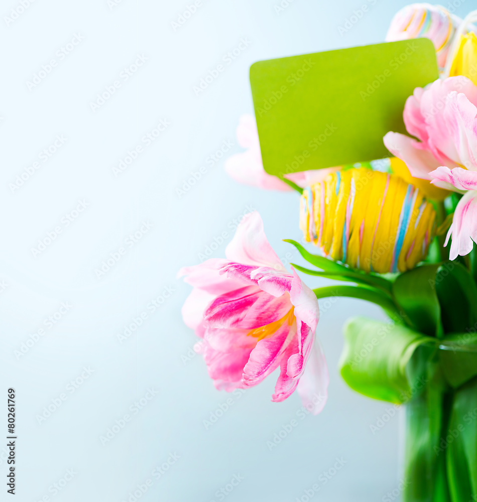 复活节节日鲜花与贺卡。五颜六色的郁金香