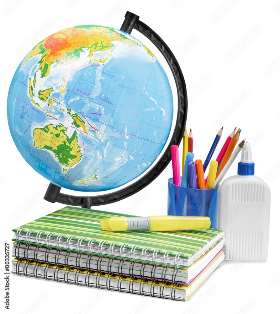 学校。地球仪、笔记本和铅笔。学生和