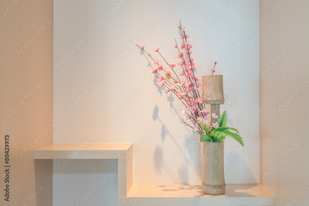 架子上有樱花的竹花瓶