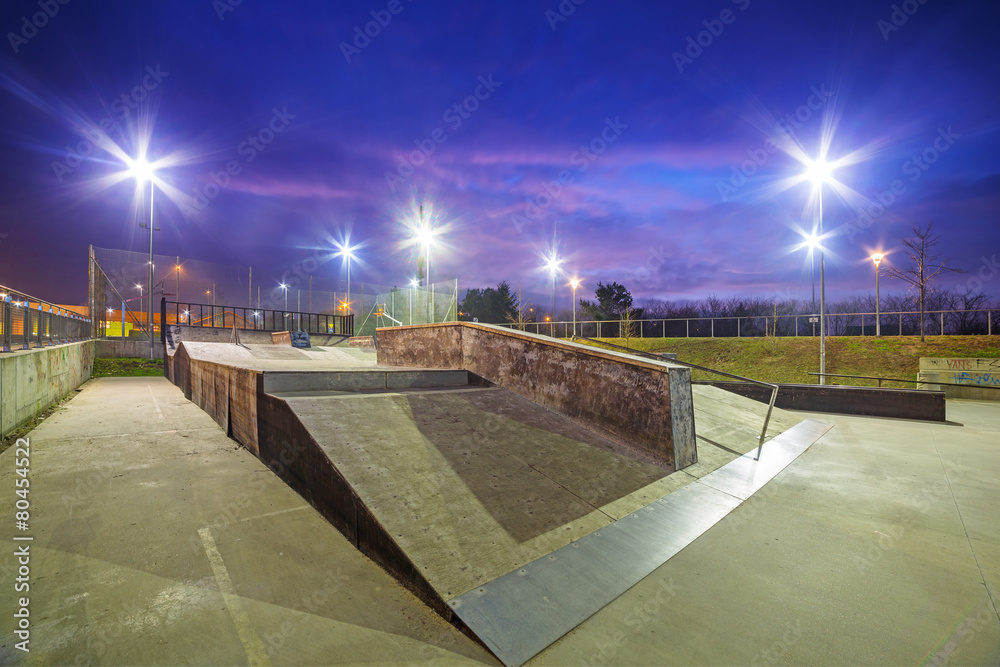 波兰格但斯克黄昏的滑板公园。