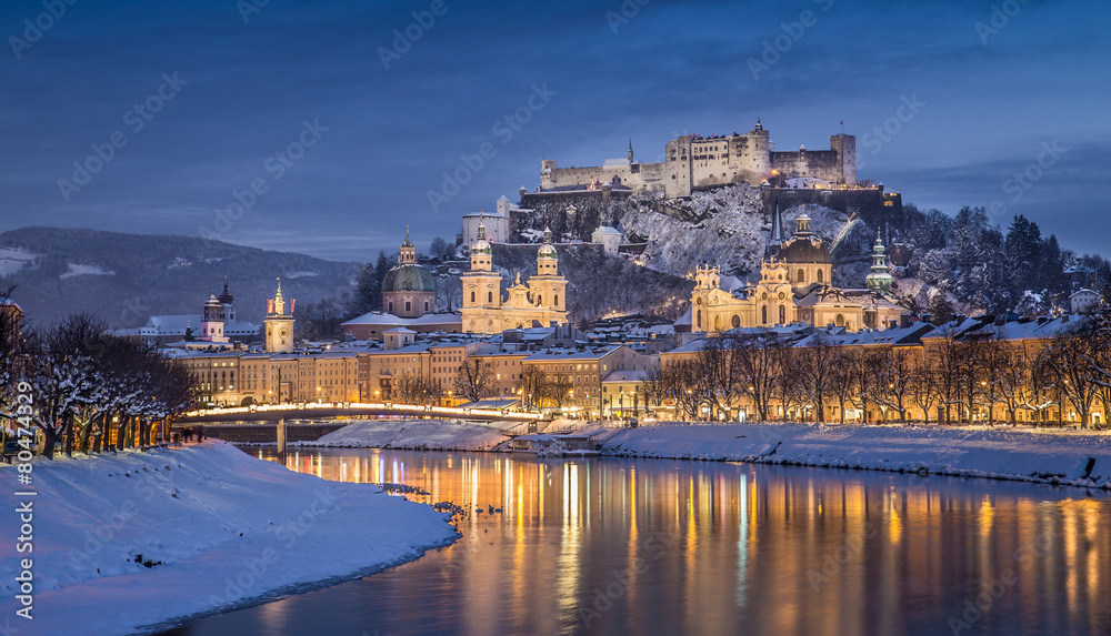 奥地利冬季黄昏的萨尔茨堡历史名城