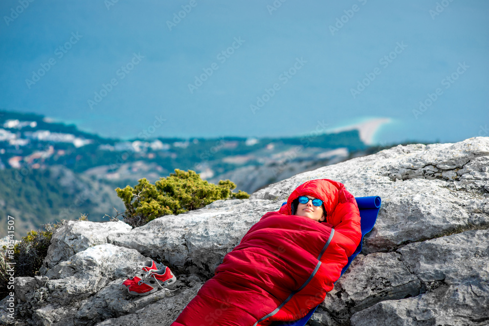 山上睡袋里的女人