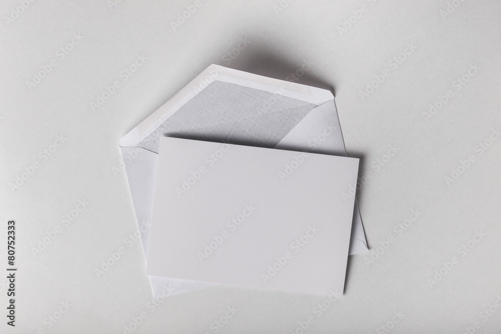 信封。空白卡片和灰色背景的信封
