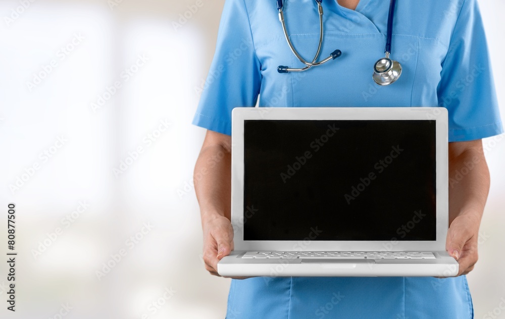 文件。医生拿着白色隔离的空白数字平板电脑