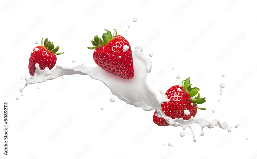 牛奶飞溅的草莓