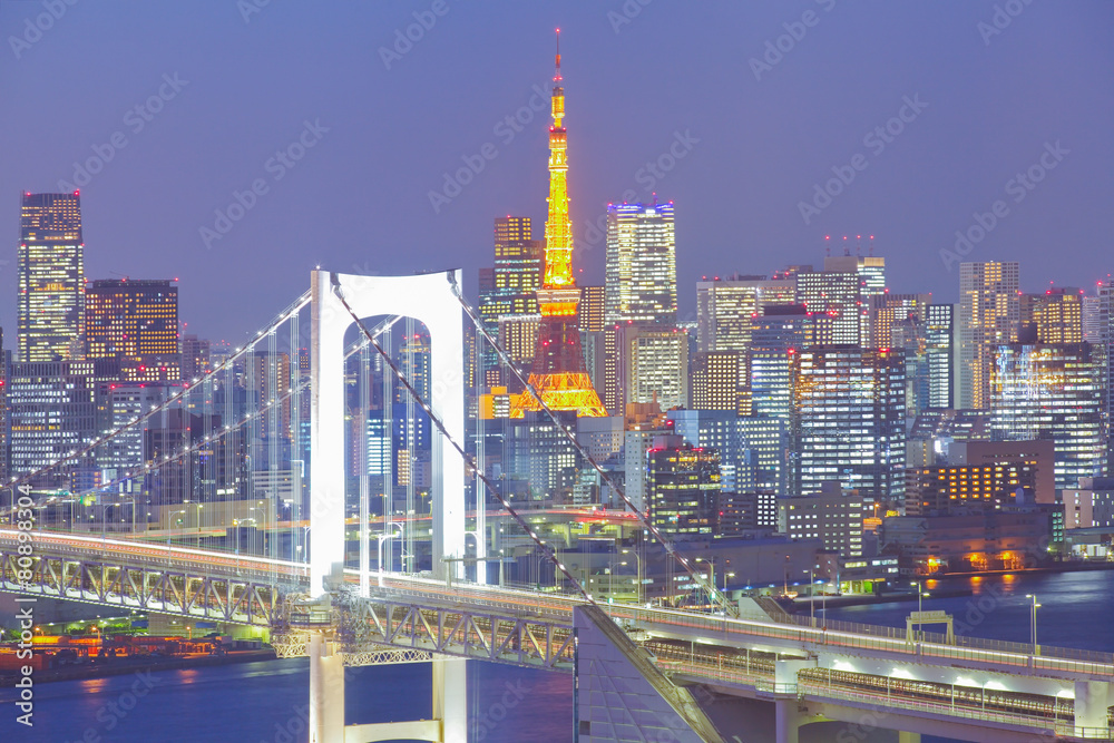 黄昏时分的东京彩虹桥和东京塔