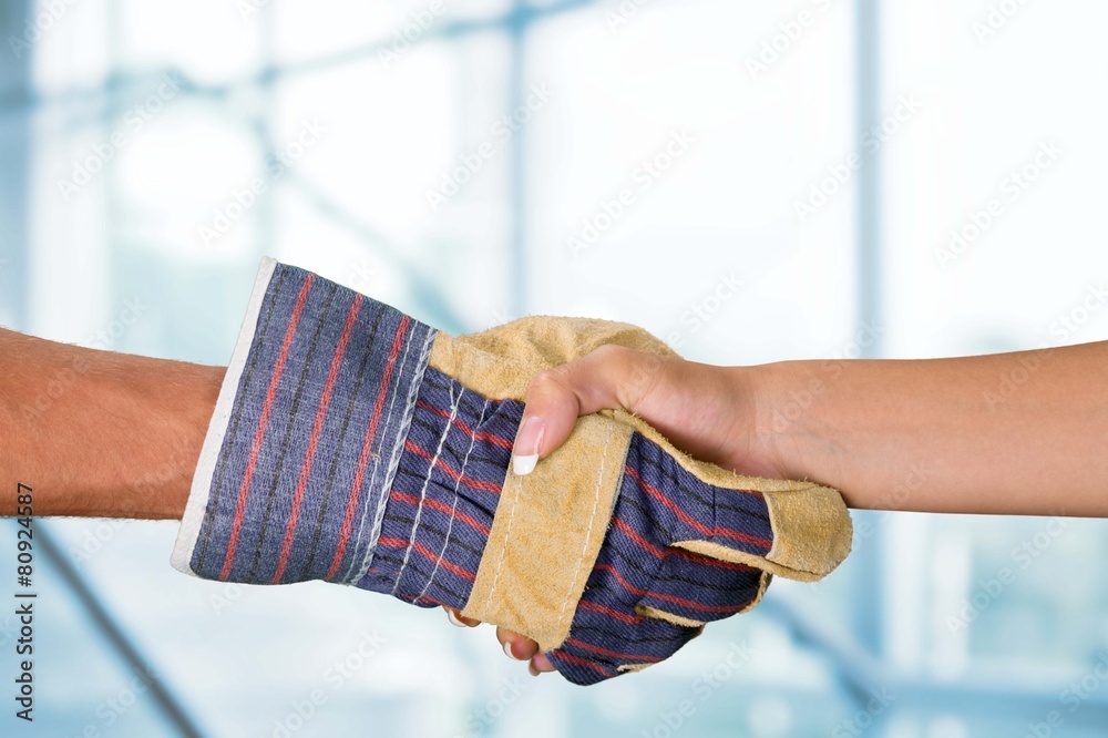 握手。握手：一只手带工作手套