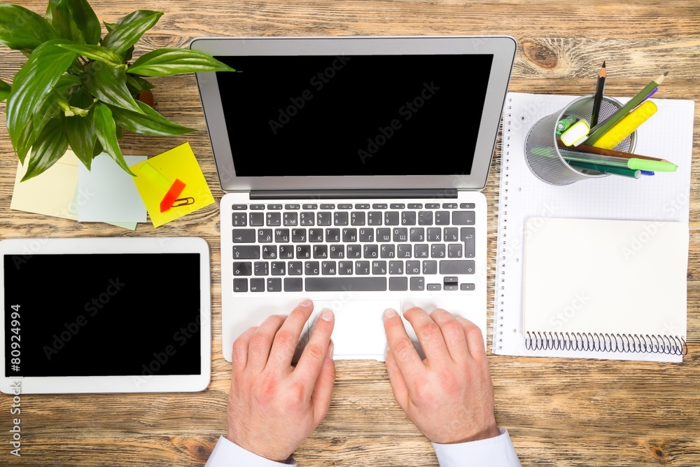 Mac。女性在办公室或家中使用笔记本电脑工作的俯视图