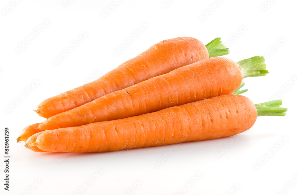 胡萝卜。一堆隔离在白色上的蔬菜