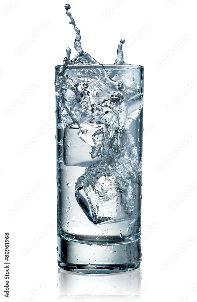一杯带冰块的水。带夹持路径