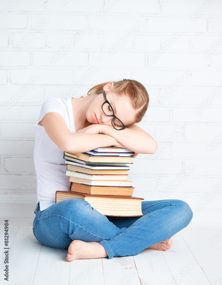 讨厌的学生女孩抱着书睡着了
