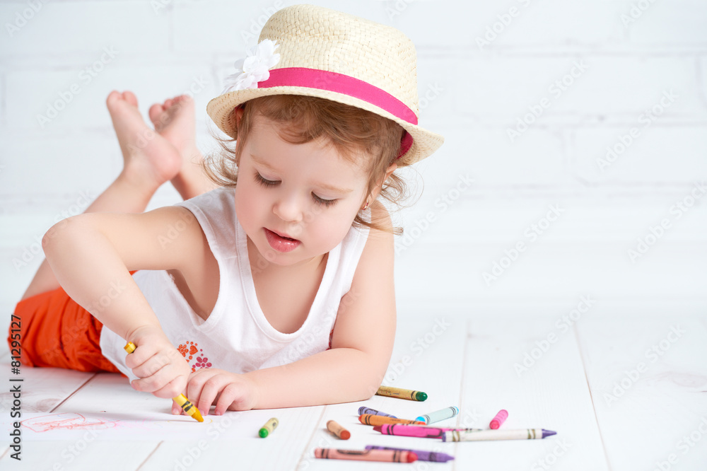 戴帽子的快乐小艺术家女孩画铅笔