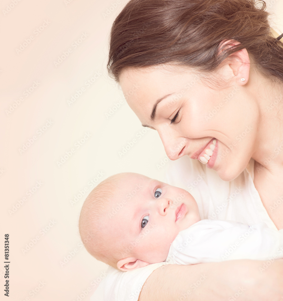 快乐的母亲和她的新生儿。母性概念
