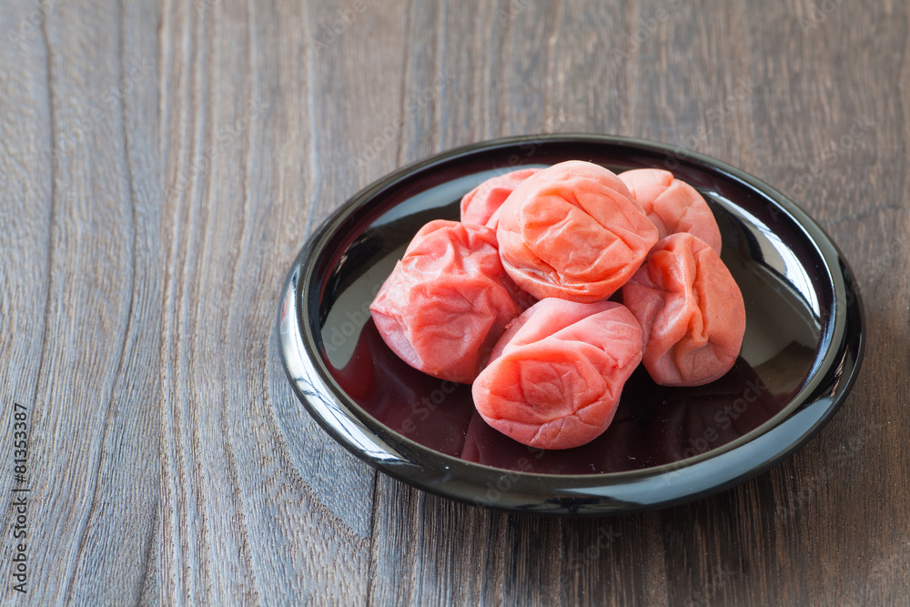 Umeboshi，日本传统食品盐李子或腌李子