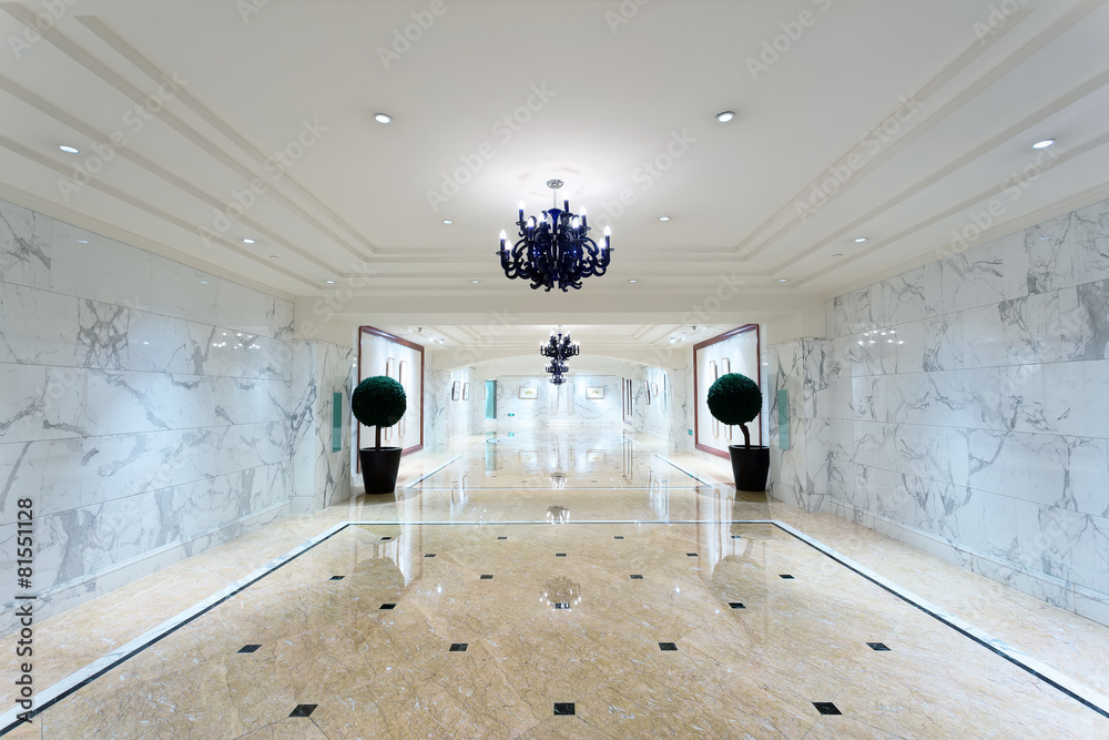 豪华酒店走廊内部装饰优雅。