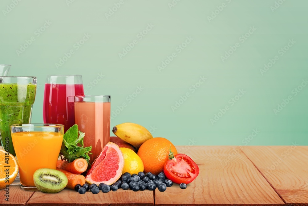 水果。一杯带水果的水果和蔬菜汁