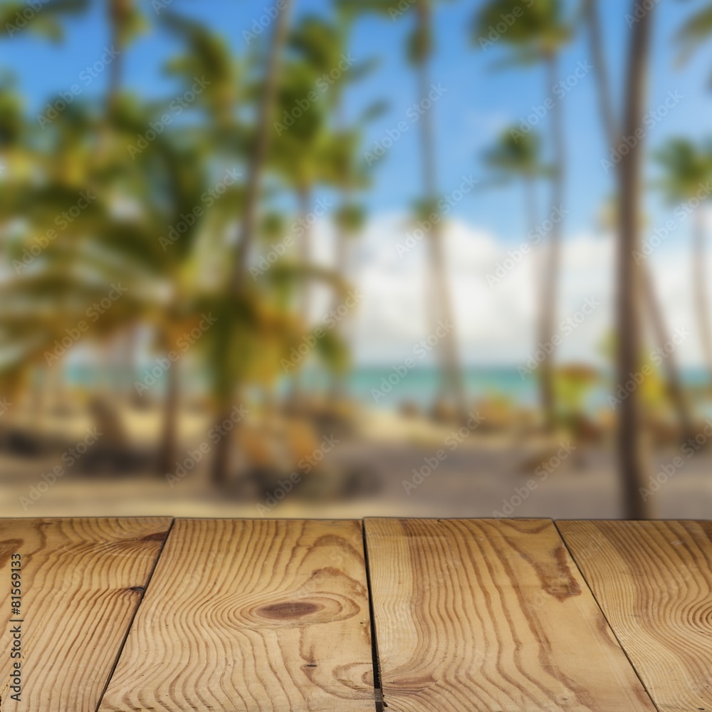 杏子。海滩背景木桌上的杏子鸡尾酒
