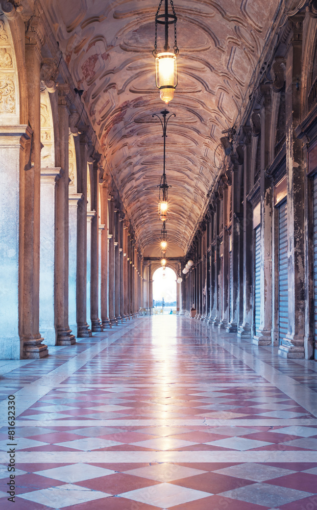 意大利威尼斯圣马可广场走廊。