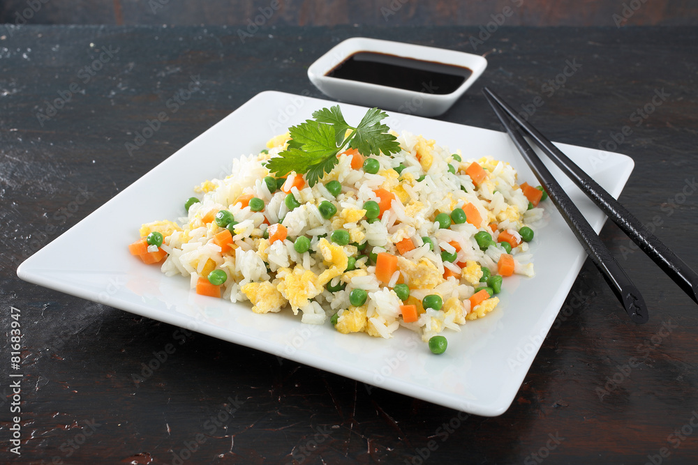 cibo asiatico riso con verdure e uovo