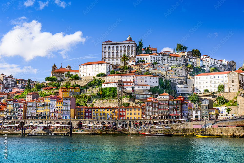 葡萄牙波尔图杜罗河上的城市景观