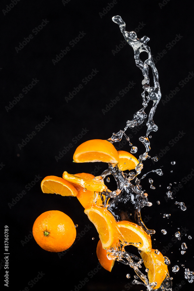 黑色背景上有水滴的橙子