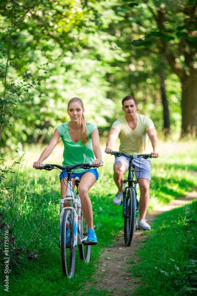 公园里骑自行车的年轻夫妇