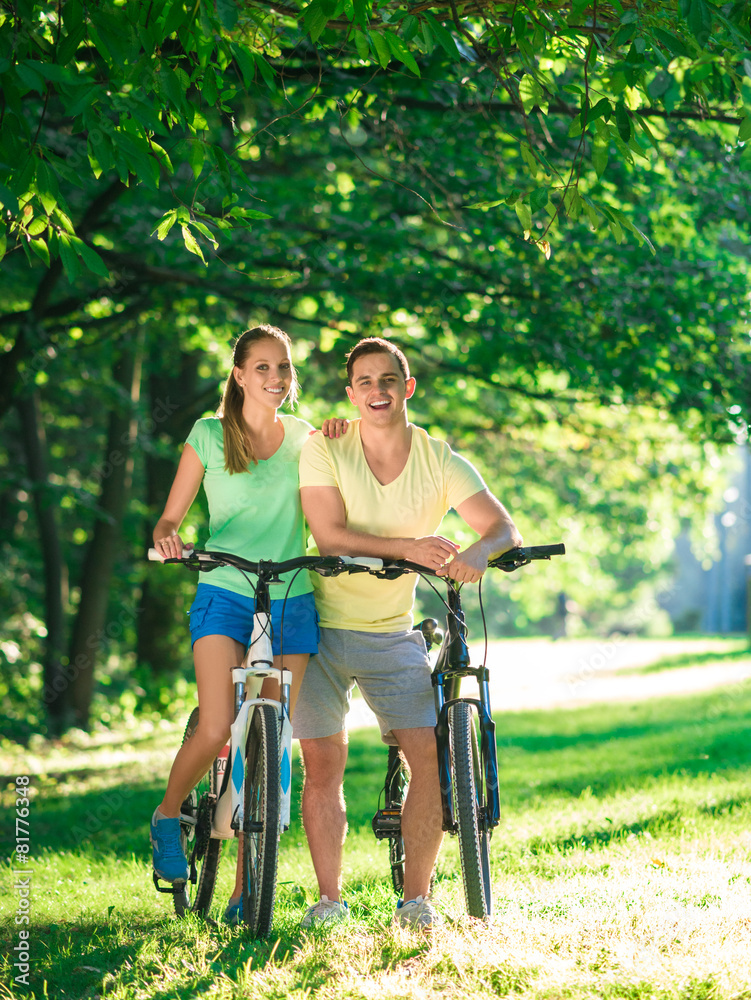 夏日骑自行车的幸福情侣