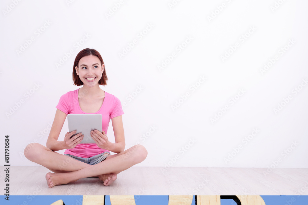 年轻女性使用平板电脑