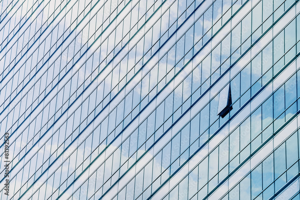 现代办公楼窗户上的云