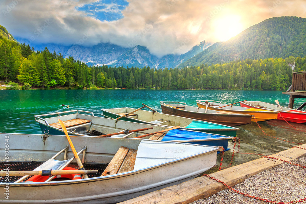 令人惊叹的高山景观和五颜六色的小船，意大利福辛湖