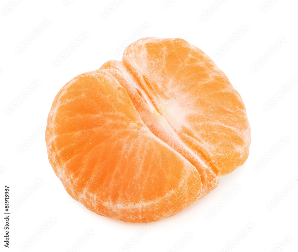 在白背上半分离的去皮橘子或柑橘