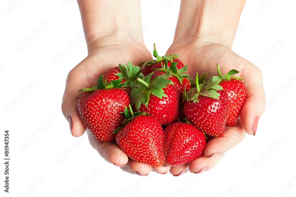 女人手牵成熟的新鲜草莓