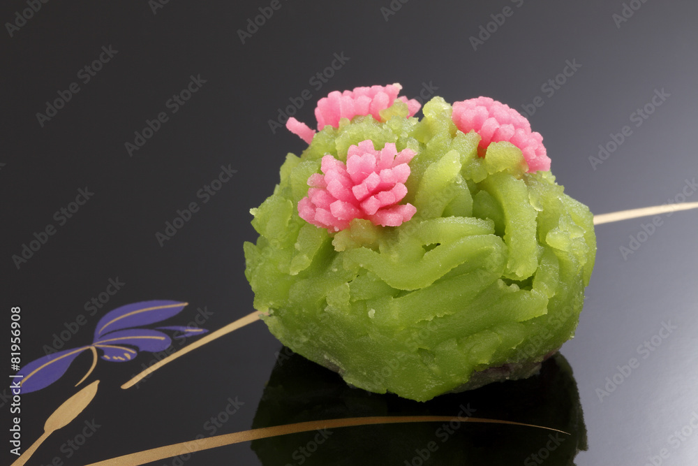 日本传统糖果蛋糕wagashi在盘子里
