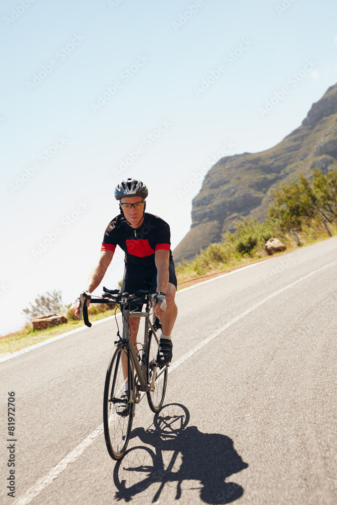 骑自行车的男性在乡间小路上骑行