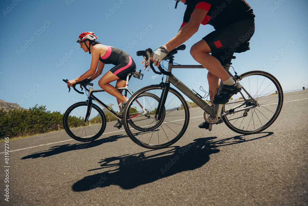骑自行车的人在乡间小路上骑自行车下山