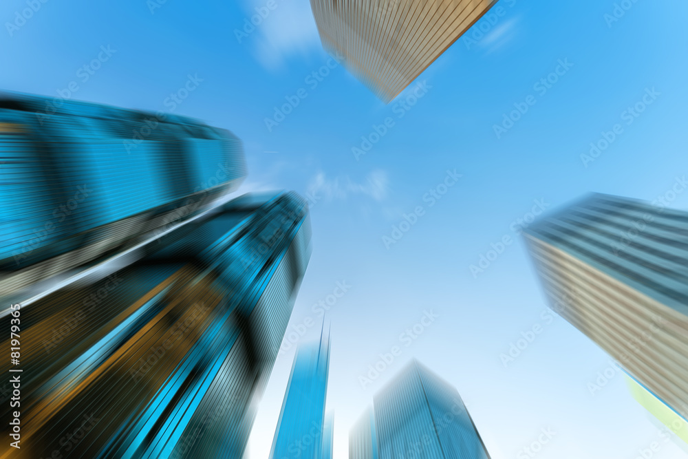 模糊运动中摩天大楼的低角度视图。