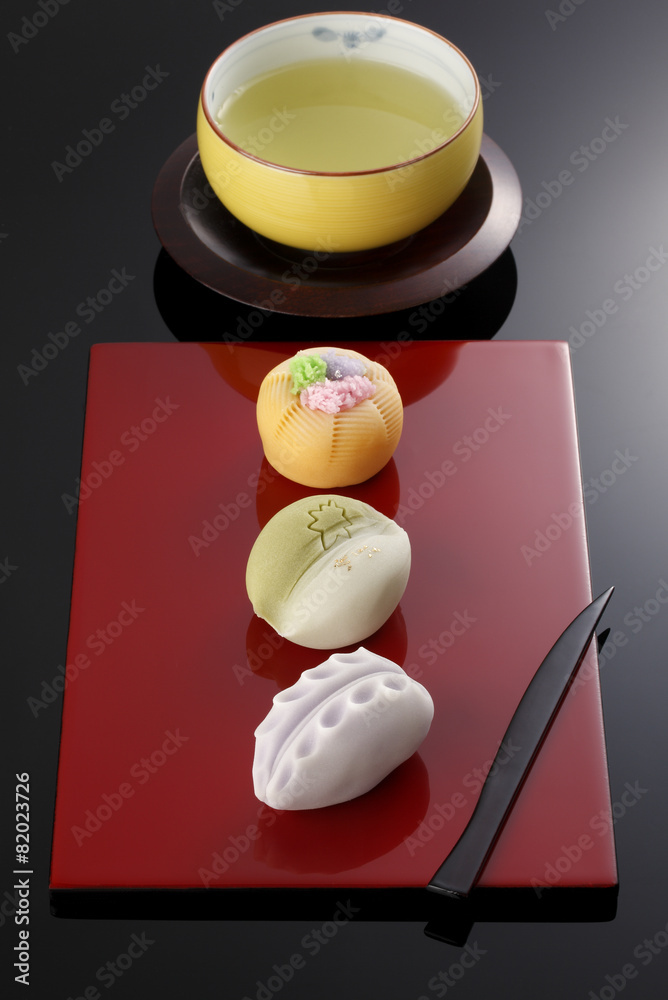日本传统糖果蛋糕wagashi在盘子里
