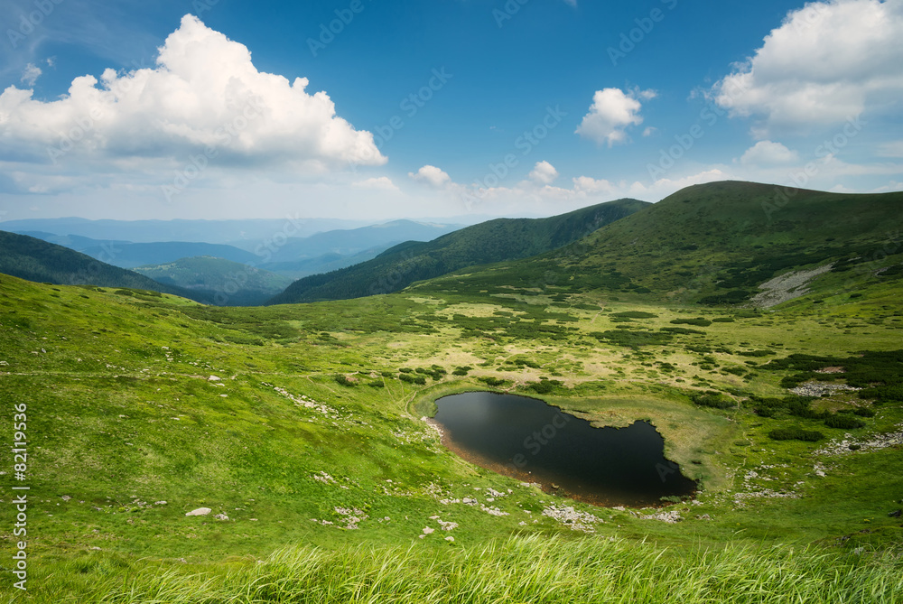 山谷中的湖泊。美丽的自然景观