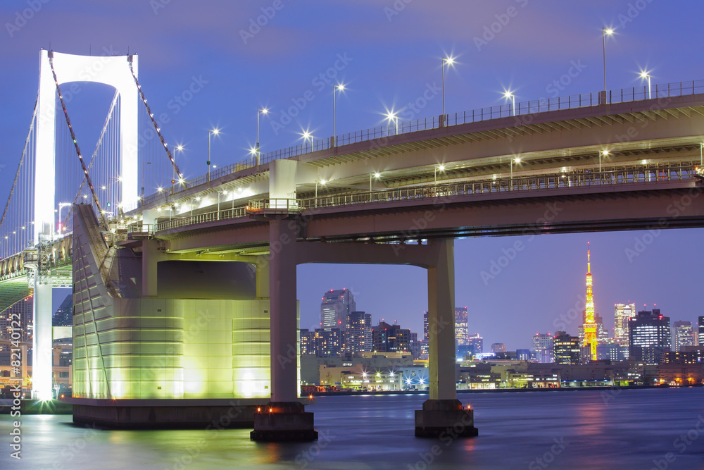 东京湾、彩虹桥和东京塔地标景观。