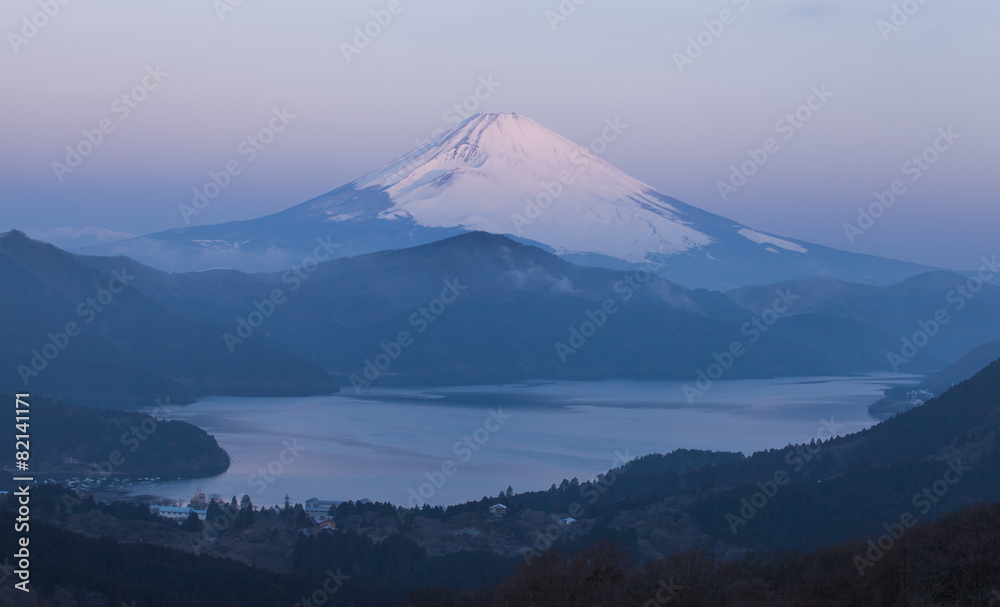 清晨的富士山和阿什湖。