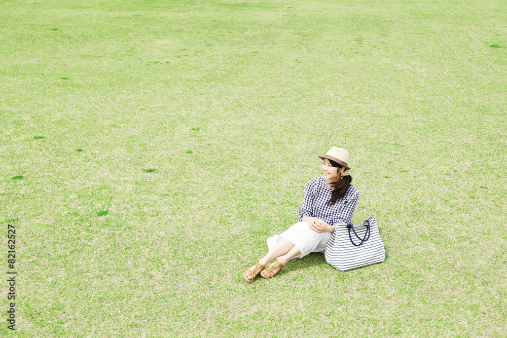 芝生の上で休む女性