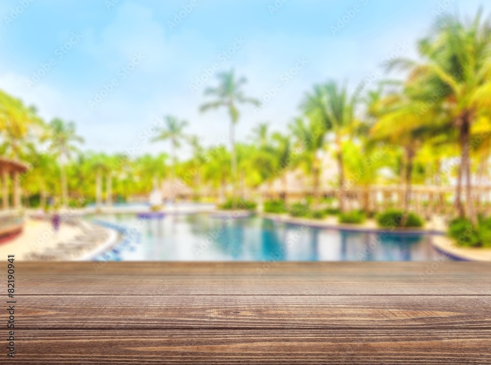 马尔代夫海滩度假村游泳池旁的游泳池平台