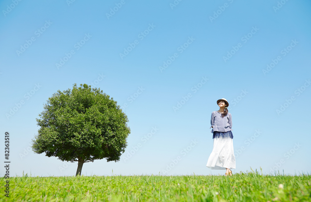 青空と草原と女性