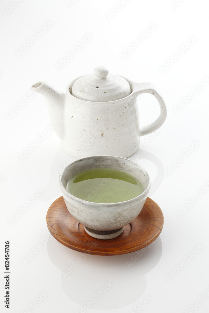 瓷杯和茶壶中的日本绿茶。