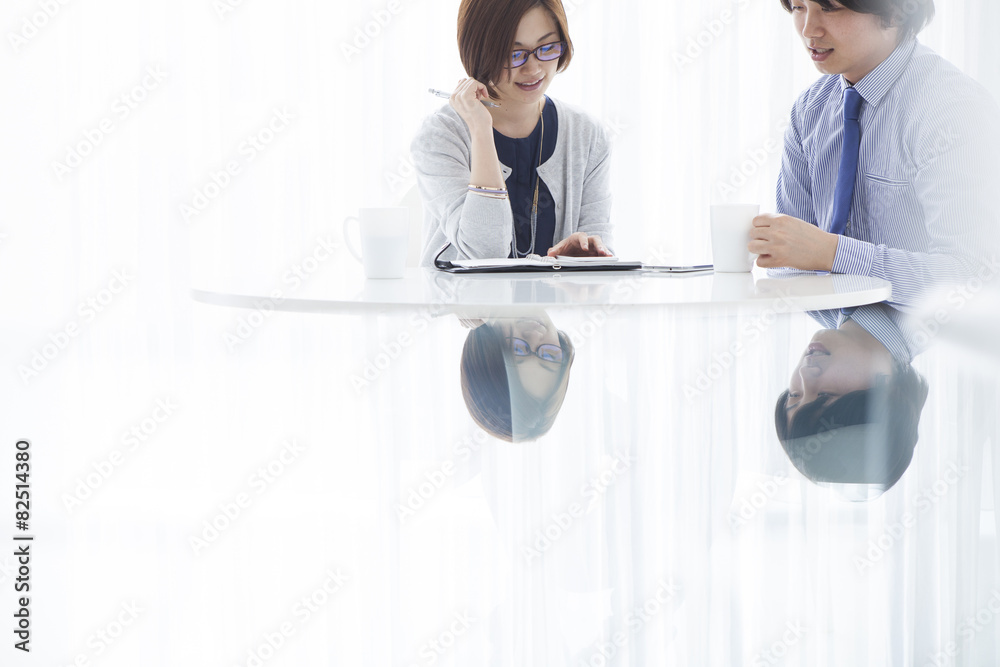 Women have a consultation of work to boss