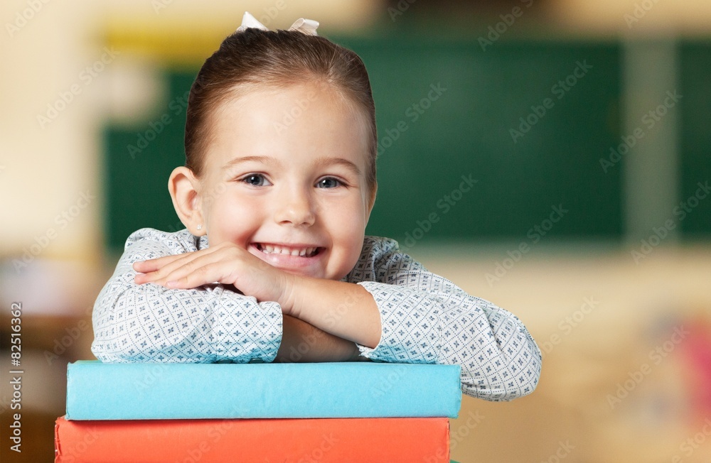 孩子。拿着书微笑的小女孩